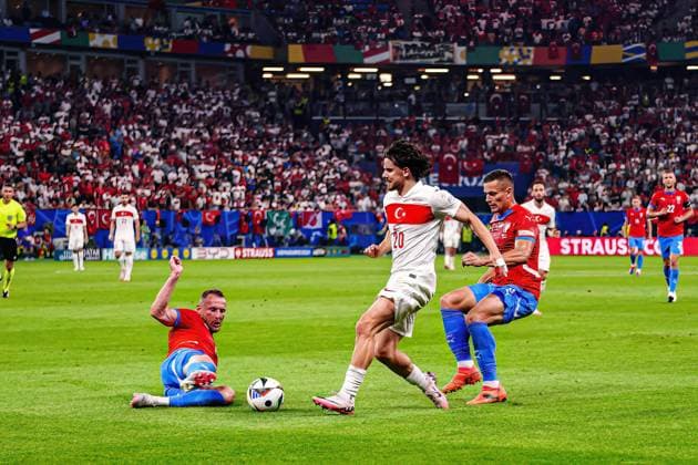 Vladimir Coufal (Tschechien, 05), Ferdi Kadioglu (Tuerkei, 20), Tomas Holes (Tschechien, 03) GER, Tschechien vs. Tuerkei, Fussball Europameisterschaft, UEFA EURO, EM, Europameisterschaft,Fussball 2024, Spieltag 3, 26.06.2024 GER, Tschechien vs. Tuerkei, Fussball Europameisterschaft, UEFA Euro 2024, Spieltag 3, 26.06.2024 Hamburg Copyright: xEibner-Pressefoto MarcelxvonxFehrnx EP_MFN