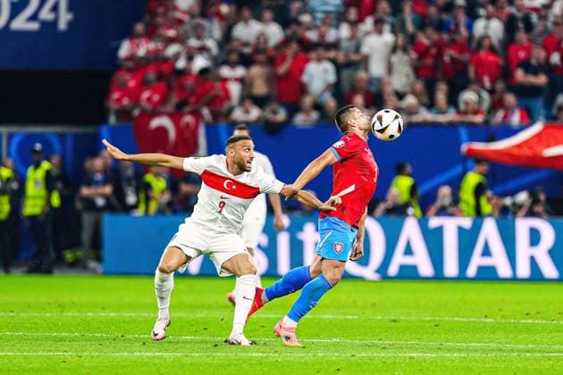 Cenk Tosun (Tuerkei, 09), Tomas Holes (Tschechien, 03) GER, Tschechien vs. Tuerkei, Fussball Europameisterschaft, UEFA EURO, EM, Europameisterschaft,Fussball 2024, Spieltag 3, 26.06.2024 GER, Tschechien vs. Tuerkei, Fussball Europameisterschaft, UEFA Euro 2024, Spieltag 3, 26.06.2024 Hamburg Copyright: xEibner-Pressefoto MarcelxvonxFehrnx EP_MFN
