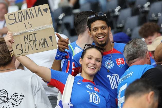 Slovakia is not Slovenia!!! Fanplakat, weiblicher slowakischer Fan, Weiblicher Fan, Fussballfan, Slovakia Supporter, Slovakia Fan , Vorrundenspiel M33, SVK - ROU, Gruppe E, Fussball Europameisterschaft, Slowakei gegen Rumänien, European Football Championship, Slovakia vs. Romania, Frankfurt, 26.06.2024, -