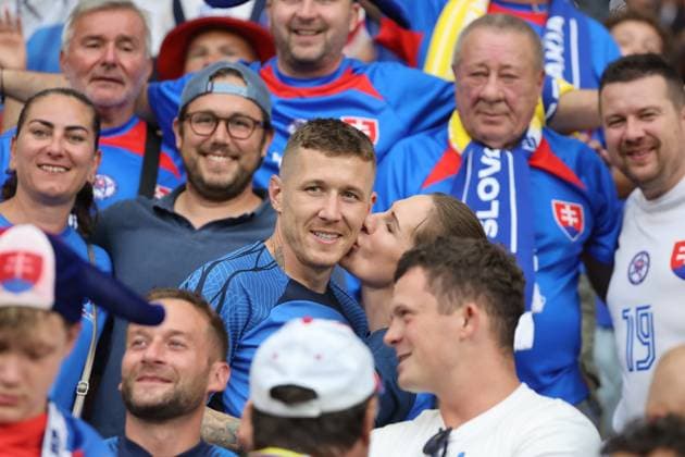 Juraj Kucka (Slowakei, Nr. 19) und seine Ehefrau Katar’na Kuckov‡ in Mitten der Fans, Spielerfrau, WAGS, WAG; Siegerkuss , Vorrundenspiel M33, SVK - ROU, Gruppe E, Fussball Europameisterschaft, Slowakei gegen Rumänien, European Football Championship, Slovakia vs. Romania, Frankfurt, 26.06.2024, -