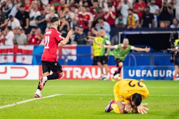 GER, Euro 2024, Group F, Georgien (GEO) vs Portugal (PRT) 26.06.2024, Veltins Arena (Arena AufSchalke), Gelsenkirchen, GER, Euro 2024, Group F, Georgien (GEO) vs Portugal (PRT) Im Bild: Torjubel Jubel ueber das Tor zum 2:0 durch Mikautadze Georges (Georgien Georgia GEO, 22) Diogo Costa (Portugal PRT, 22) liegt am Boden, Gestik, Mimik, Emotionen