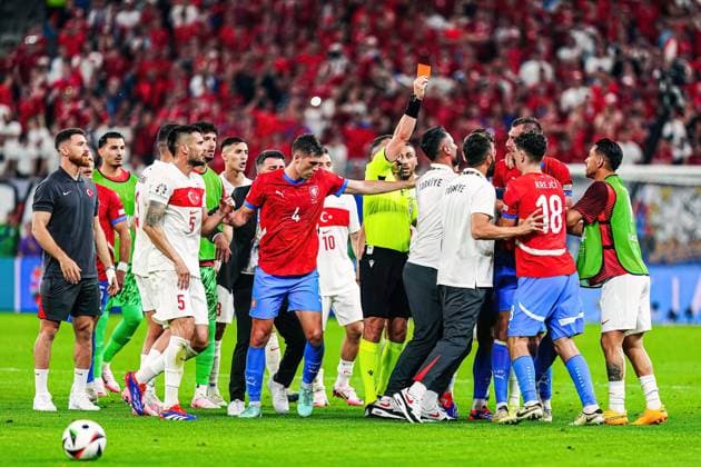 Rudelbildung, Rote Karte Platzverweis Ladislav Krejci (Tschechien, 18) GER, Tschechien vs. Tuerkei, Fussball Europameisterschaft, UEFA EURO, EM, Europameisterschaft,Fussball 2024, Spieltag 3, 26.06.2024 GER, Tschechien vs. Tuerkei, Fussball Europameisterschaft, UEFA Euro 2024, Spieltag 3, 26.06.2024 Hamburg Copyright: xEibner-Pressefoto MarcelxvonxFehrnx EP_MFN