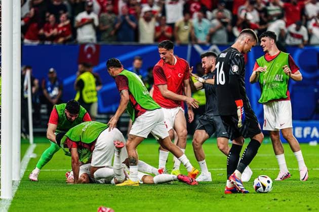 Torjubel Jubel Tuerkei nach Tor zum 1:2 Cenk Tosun (Tuerkei, 09) GER, Tschechien vs. Tuerkei, Fussball Europameisterschaft, UEFA EURO, EM, Europameisterschaft,Fussball 2024, Spieltag 3, 26.06.2024 GER, Tschechien vs. Tuerkei, Fussball Europameisterschaft, UEFA Euro 2024, Spieltag 3, 26.06.2024 Hamburg Copyright: xEibner-Pressefoto MarcelxvonxFehrnx EP_MFN