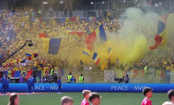 26.06.2024, Fussball Europameisterschaft, UEFA EURO, EM, Europameisterschaft,Fussball 2024, Slowakei - Rumänien, Gruppe E, Arena Frankfurt, v.l., Rumänien-Fans zünden Pyrotechnik, Pyro, Rauch, Feuer, Bengalos, Rauchbomben, pirotecnica, fumo, fuoco, Wunderkerzen Copyright: HMBxMedia
