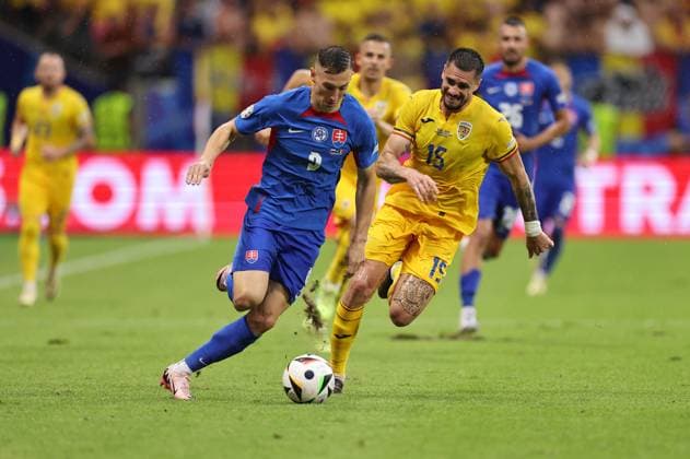26.06.2024, Fussball Europameisterschaft, UEFA EURO, EM, Europameisterschaft,Fussball 2024, Slowakei - Rumänien, Gruppe E, Arena Frankfurt, v.l., Robert Bozenik (Slowakei), Andonie Andrei Burca (Rumänien) Copyright: HMBxMedia