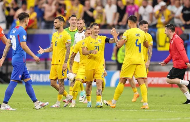 26.06.2024, Fussball Europameisterschaft, UEFA EURO, EM, Europameisterschaft,Fussball 2024, Slowakei - Rumänien, Gruppe E, Arena Frankfurt, v.l., Rumänien-Spieler feiern den Einzug ins Achtelfinale Copyright: HMBxMedia