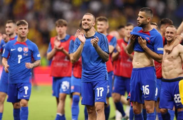 26.06.2024, Fussball Europameisterschaft, UEFA EURO, EM, Europameisterschaft,Fussball 2024, Slowakei - Rumänien, Gruppe E, Arena Frankfurt, v.l., Lukas Haraslin (Slowakei) bedankt sich bei den Fans, bedanken, Dank, Mannschaft nach dem Spiel, after the match, bedankt sich bei den Fans, applauds the fans Copyright: HMBxMedia