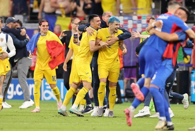 26.06.2024, Fussball Europameisterschaft, UEFA EURO, EM, Europameisterschaft,Fussball 2024, Slowakei - Rumänien, Gruppe E, Arena Frankfurt, v.l., Rumänien-Spieler feiern den Einzug ins Achtelfinale Copyright: HMBxMedia