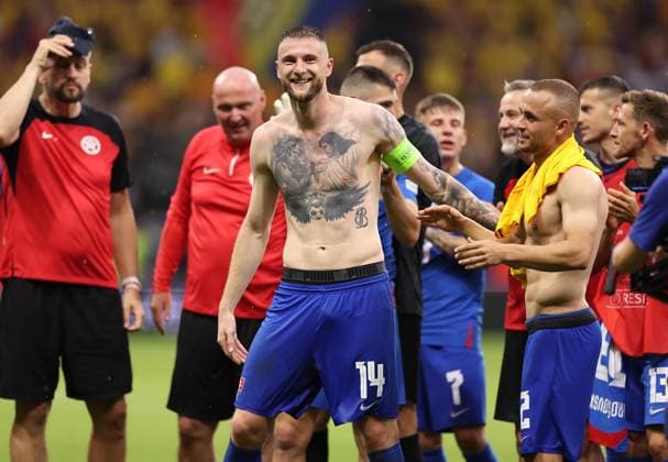 26.06.2024, Fussball Europameisterschaft, UEFA EURO, EM, Europameisterschaft,Fussball 2024, Slowakei - Rumänien, Gruppe E, Arena Frankfurt, v.l., Milan Skriniar (Slowakei) freut sich über den Einzug ins Achtelfinale Copyright: HMBxMedia