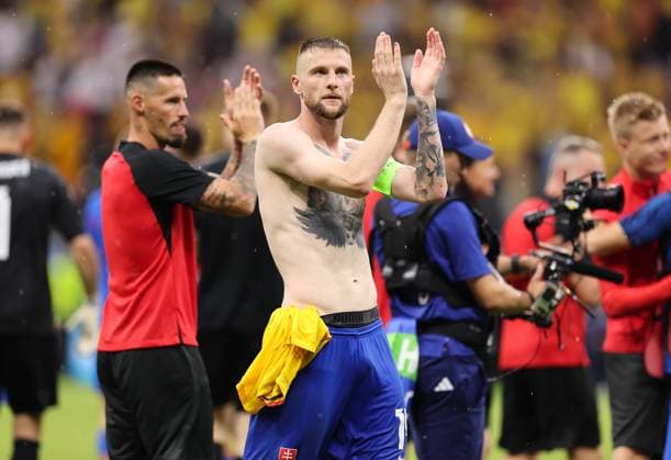 26.06.2024, Fussball Europameisterschaft, UEFA EURO, EM, Europameisterschaft,Fussball 2024, Slowakei - Rumänien, Gruppe E, Arena Frankfurt, v.l., Milan Skriniar (Slowakei) bedankt sich bei den Fans, bedanken, Dank, Mannschaft nach dem Spiel, after the match, bedankt sich bei den Fans, applauds the fans Copyright: HMBxMedia