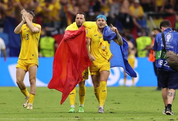 26.06.2024, Fussball Europameisterschaft, UEFA EURO, EM, Europameisterschaft,Fussball 2024, Slowakei - Rumänien, Gruppe E, Arena Frankfurt, v.l., Vasile Mogos (Rumänien), Andrei Florin Ratiu (Rumänien) feiern mit den Fans Copyright: HMBxMedia