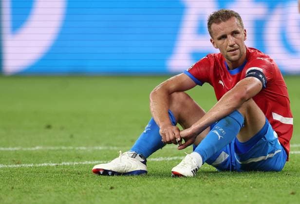 Sport Bilder des Tages Tomas Soucek of Czechia shows a look of dejection at full time Czechia v Turkiye, UEFA European Championship, EM, Europameisterschaft 2024, Group F, Football, Volksparkstadion, Hamburg, Germany - 26 Jun 2024 EDITORIAL USE ONLY No use with unauthorised audio, video, data, fixture lists, club league logos or live services. Online in-match use limited to 120 images, no video emulation. No use in betting, games or single club league player publications. Copyright: xMattxWest Shutterstockx 14555612dd
