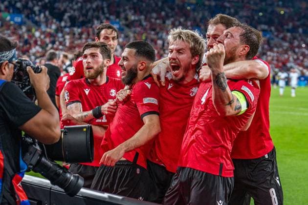 Sport Bilder des Tages Georges Mikautadze (Georgien, 22) celebrating with Guram Kashia (Georgien, 4) Georgien vs. Portugal, Herren, Fussball, 3. Spieltag, EURO 2024, 26.06.2024, Europameisterschaft, Gruppe F Georgien vs. Portugal, Herren, Fussball, 3. Spieltag, EURO 2024, 26.06.2024, Europameisterschaft, Gruppe F Gelsenkirchen Copyright: xEibner-Pressefoto BahhoxKarax EP_GEO