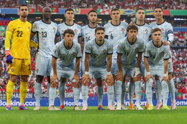 EM 2024: Georgien - Portugal am 26.06.2024 in der Arena AufSchalke in Gelsenkirchen Teamfoto - Mannschaftsfoto von Portugal, hier u.a. mit Diego Costa ( 22, Portugal) , Danilo Pereira ( 13, Portugal) , Goncalo Inacio ( 14, Portugal) , Joao Palhinha ( 6, Portugal) , Cristiano Ronaldo ( 7, Portugal) , Joao Neves ( 15, Portugal) , Pedro Neto ( 25, Portugal) , Joao Felix ( 11, Portugal) , Francisco Conceicao ( 26, Portugal)