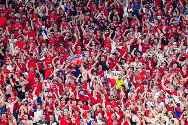 Torjubel Jubel Fans von Tschechien nach Tor zum 1:1 Tomas Soucek (Tschechien, 22) GER, Tschechien vs. Tuerkei, Fussball Europameisterschaft, UEFA EURO, EM, Europameisterschaft,Fussball 2024, Spieltag 3, 26.06.2024 GER, Tschechien vs. Tuerkei, Fussball Europameisterschaft, UEFA Euro 2024, Spieltag 3, 26.06.2024 Hamburg Copyright: xEibner-Pressefoto MarcelxvonxFehrnx EP_MFN