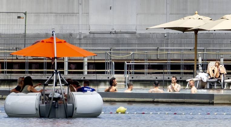 WOLFSBURG - Joshua Zirkzee, Micky van de Ven, Justin Bijlow, Mark Fleken and Matthijs de Ligt of the Dutch national team, Nationalteam cool off at the pool of their hotel on the first rest day of the European Championship, EM, Europameisterschaft on June 27, 2024 in Wolfsburg, Germany. ANP KOEN VAN WEEL UEFA EURO, EM, Europameisterschaft,Fussball 2024 Germany 2024 xVIxANPxSportx xxANPxIVx 502190248 originalFilename: 502190248.jpg