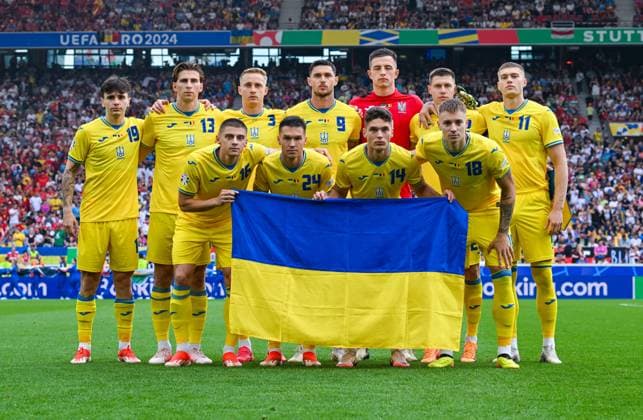 Mykola Shaparenko (Ukraine), Illia Zabarnyi (Ukraine), Oleksandr Svatok (Ukraine), Roman Yaremchuk (Ukraine), Anatoliy Trubin (Ukraine), Artem Dovbyk (Ukraine), Vitaliy Mykolenko (Ukraine), Oleksandr Tymchyk (Ukraine), Georgiy Sudakov (Ukraine), Volodymyr Brazhko (Ukraine) und Mykola Matviyenko (Ukraine) schauen, UEFA EURO, EM, Europameisterschaft,Fussball 2024 - Group E, Ukraine vs Belgium, Arena Stuttgart am 26. June 2024 in Stuttgart, Deutschland. (Foto von Silas Schueller DeFodi Images) Mykola Shaparenko (Ukraine), Illia Zabarnyi (Ukraine), Oleksandr Svatok (Ukraine), Roman Yaremchuk (Ukraine), Anatoliy Trubin (Ukraine), Artem Dovbyk (Ukraine), Vitaliy Mykolenko (Ukraine), Oleksandr Tymchyk (Ukraine), Georgiy Sudakov (Ukraine), Volodymyr Brazhko (Ukraine) und Mykola Matviyenko (Ukraine) look, UEFA EURO 2024 - Group E, Ukraine vs Belgium, Arena Stuttgart on June 26, 2024 in Stuttgart, Germany. (Photo by Silas Schueller DeFodi Images) Defodi-738_738_UKRBEL_20240626_231
