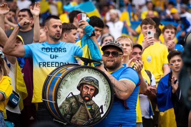 Fans der Ukraine mit Trommel mit Soldat, GER, Ukraine (UKR) vs Belgium (BEL), Fussball Europameisterschaft, UEFA EURO, EM, Europameisterschaft,Fussball 2024, Gruppe E, 3. Spieltag, 26.06.2024 GER, Ukraine (UKR) vs Belgium (BEL), Fussball Europameisterschaft, UEFA EURO 2024, Gruppe E, 3. Spieltag, 26.06.2024 Stuttgart Copyright: xEibner-Pressefoto Memmlerx EP_MMR
