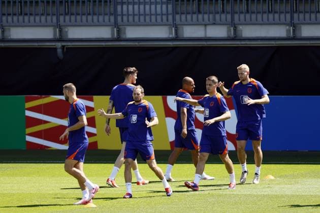 WOLFSBURG - (l-r) Stefan De Vrij, Wout Weghorst, Daley Blind, Donyell Malen, Joey Veerman, Matthijs De Ligt during a training session of the Dutch national team, Nationalteam at the AOK Stadium on June 28, 2024 in Wolfsburg, Germany. The Dutch national team is preparing for the round of 16 at the European Football Championship in Germany against Romania. ANP KOEN VAN WEEL UEFA EURO, EM, Europameisterschaft,Fussball 2024 Germany 2024 xVIxANPxSportx xxANPxIVx 502250402 originalFilename: 502250402.jpg