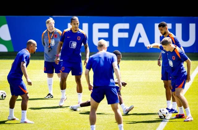WOLFSBURG - Donyell Malen, national coach Ronald Koeman, Virgil van Dijk, Denzel Dumfries, Cody Gakpo and Joey Veerman during a training session of the Dutch national team, Nationalteam at the AOK Stadium on June 28, 2024 in Wolfsburg, Germany. The Dutch national team is preparing for the eighth finals at the European Football Championship in Germany against Romania. ANP KOEN VAN WEEL UEFA EURO, EM, Europameisterschaft,Fussball 2024 Germany 2024 xVIxANPxSportx xxANPxIVx 502253005 originalFilename: 502253005.jpg