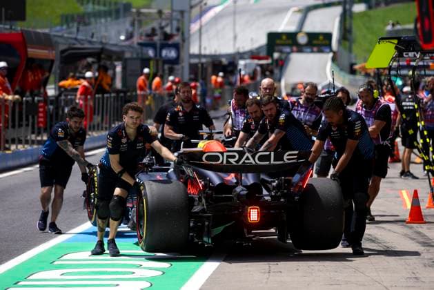 01 VERSTAPPEN Max (nld), Red Bull Racing RB20, action Red Bull Racing mechanic, mecanicien, mechanics during the Formula 1 Qatar Airways Austrian Grand Prix 2024, 11th round of the 2024 Formula One World Championship, WM, Weltmeisterschaft from June 28 to 30, 2024 on the Red Bull Ring, in Spielberg, Austria - F1 - AUSTRIAN GRAND PRIX 2024 DPPI Panoramic 240628_R11_AUSTRIA_DP_XB5_6953