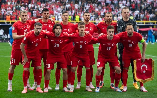 Turkiye v Georgia: Group F - UEFA EURO, EM, Europameisterschaft,Fussball 2024 DORTMUND, GERMANY - JUNE 18: Baris Alper Yilmaz, Samet Akaydin, Mert Muldur, Kaan Ayhan, Abdulkerim Bardakci, Mert Gunok, (front row from left to right) Orkun Kokcu, Ferdi Kadioglu, Arda Guler, Kenan Yildiz and Hakan Calhanoglu of Turkiye line up for the team photos prior to the UEFA EURO 2024 group stage match between Turkiye and Georgia at Football Stadium Dortmund on June 18, 2024 in Dortmund, Germany. (Photo by Joe Prior Visionhaus via ) Baris Alper Yilmaz, Samet Akaydin, Mert Muldur, Kaan Ayhan, Abdulkerim Bardakci, Mert Gunok, Orkun Kokcu, Ferdi Kadioglu, Arda Guler, Kenan Yildiz, Hakan Calhanoglu Dortmund Football Stadium Dortmund North Rhine-Westphalia Germany Copyright: xVisionhausx 776079087