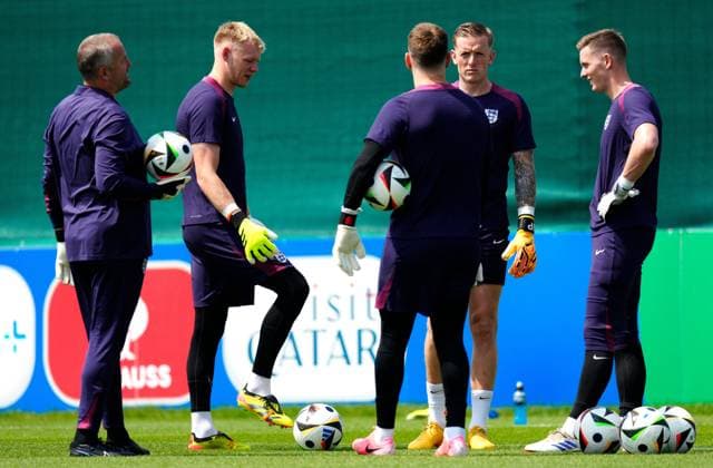 England goalkeepers Aaron Ramsdale, Jordan Pickford and Dean Henderson with goalkeeping coach Martyn Margetson England Training, UEFA European Championship, EM, Europameisterschaft 2024, Round of 16, Football, Spa & Golf Resort Weimarer Land, Blankenhain, Germany, 29 Jun 2024 EDITORIAL USE ONLY No use with unauthorised audio, video, data, fixture lists, club league logos or live services. Online in-match use limited to 120 images, no video emulation. No use in betting, games or single club league player publications. Copyright: xDavexShopland Shutterstockx 14560784c