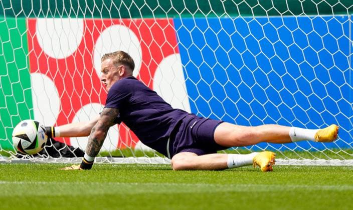 Jordan Pickford of England England Training, UEFA European Championship, EM, Europameisterschaft 2024, Round of 16, Football, Spa & Golf Resort Weimarer Land, Blankenhain, Germany, 29 Jun 2024 EDITORIAL USE ONLY No use with unauthorised audio, video, data, fixture lists, club league logos or live services. Online in-match use limited to 120 images, no video emulation. No use in betting, games or single club league player publications. Copyright: xDavexShopland Shutterstockx 14560784f