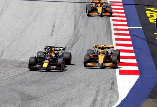 01 VERSTAPPEN Max (nld), Red Bull Racing RB20, action 04 NORRIS Lando (gbr), McLaren F1 Team MCL38, action 81 PIASTRI Oscar (aus), McLaren F1 Team MCL38, action during the Formula 1 Qatar Airways Austrian Grand Prix 2024, 11th round of the 2024 Formula One World Championship, WM, Weltmeisterschaft from June 28 to 30, 2024 on the Red Bull Ring, in Spielberg, Austria - F1 - AUSTRIAN GRAND PRIX 2024 DPPI Panoramic 240629_R11_AUSTRIA_DP_F12024GP11AUT_JK428793