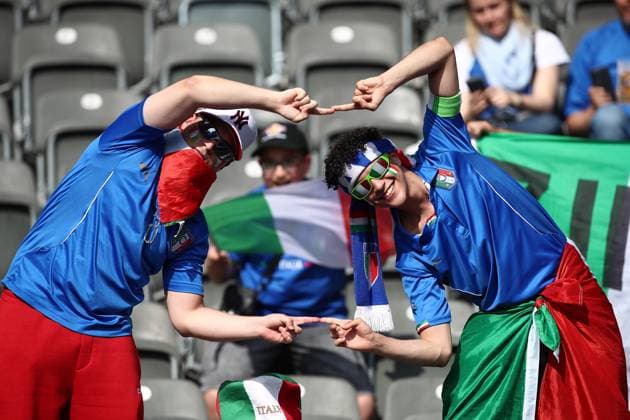 29.06.2024, xtgx, Fussball EM 2024 1 8 Finale, Schweiz - Italien emspor, v.l. Emotionen, Fans, Stimmung, Fahnen, Logo, Italien, Zuschauer, Trikots (DFL DFB REGULATIONS PROHIBIT ANY USE OF PHOTOGRAPHS as IMAGE SEQUENCES and or QUASI-VIDEO) Berlin