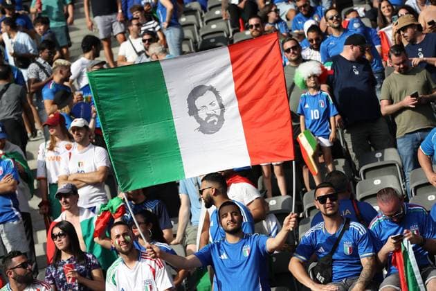 29.06.2024, xtgx, Fussball EM 2024 1 8 Finale, Schweiz - Italien emspor, v.l. Emotionen, Fans, Stimmung, Fahnen, Logo, Italien, Zuschauer, Trikots Bud Spencer Fahne (UEFA REGULATIONS PROHIBIT ANY USE OF PHOTOGRAPHS as IMAGE SEQUENCES and or QUASI-VIDEO) Berlin