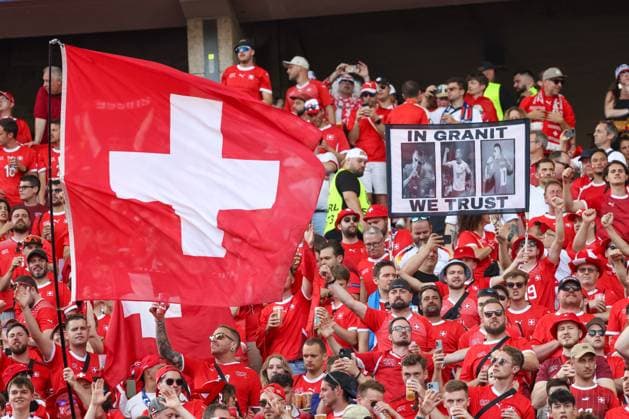 Schweizer Fanblock, große Schweizer Flagge, rot gekleidete Fans, Berlin, UEFA EURO, EM, Europameisterschaft,Fussball 2024, jubelnde Menge, begeisterte Anhänger, In Granit We Trust Banner, Sitzplätze gefüllt, Sicherheitsdienst, Sommer, festliche Atmosphäre, Fans in Rot, Fußballbegeisterung, Zuschauertribüne, Sportveranstaltung, Nationalmannschaft, Fanplakate, Stadion, Leidenschaft , Fussball, UEFA , Europa Meisterschaft, (Achtelfinale) 2024, Schweiz vs. Italien, 29.06.2024, Olympiastadion Berlin, Berlin, Deutschland Berlin Olympiastadion Berlin Berlin Deutschland Copyright: xGrantxHubbsx