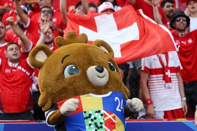 Schweizer Fanblock, Maskottchen Albärt, große Schweizer Flagge, rot gekleidete Fans, Berlin, UEFA EURO, EM, Europameisterschaft,Fussball 2024, jubelnde Menge, begeisterte Anhänger, Sitzplätze gefüllt, Sicherheitsdienst, Sommer, festliche Atmosphäre, Fans in Rot, Fußballbegeisterung, Zuschauertribüne, Sportveranstaltung, Nationalmannschaft, Stadion, Leidenschaft, Fußballmaskottchen Albärt , Fussball, UEFA , Europa Meisterschaft, (Achtelfinale) 2024, Schweiz vs. Italien, 29.06.2024, Olympiastadion Berlin, Berlin, Deutschland Berlin Olympiastadion Berlin Berlin Deutschland Copyright: xGrantxHubbsx