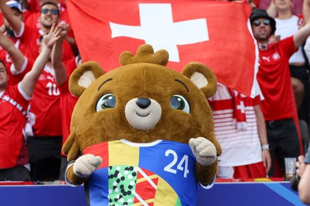 Schweizer Fanblock, Maskottchen Albärt, große Schweizer Flagge, rot gekleidete Fans, Berlin, UEFA EURO, EM, Europameisterschaft,Fussball 2024, jubelnde Menge, begeisterte Anhänger, Sitzplätze gefüllt, Sicherheitsdienst, Sommer, festliche Atmosphäre, Fans in Rot, Fußballbegeisterung, Zuschauertribüne, Sportveranstaltung, Nationalmannschaft, Stadion, Leidenschaft, Fußballmaskottchen Albärt , Fussball, UEFA , Europa Meisterschaft, (Achtelfinale) 2024, Schweiz vs. Italien, 29.06.2024, Olympiastadion Berlin, Berlin, Deutschland Berlin Olympiastadion Berlin Berlin Deutschland Copyright: xGrantxHubbsx