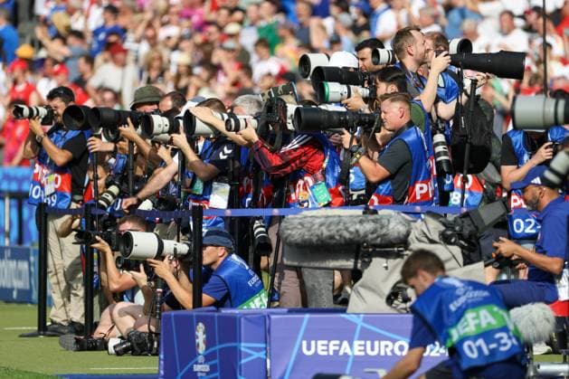 Fotografen, Kameras, Teleobjektive, Berlin, UEFA EURO, EM, Europameisterschaft,Fussball 2024, Sportfotografie, Fußballspiel, Presse, Medien, Stadion, Sommer, festliche Atmosphäre, Zuschauer, Fotojournalismus, Fußballbegeisterung, Spielfeld, Sportveranstaltung, Nationalmannschaft, Berichterstattung, Kameraausrüstung, Fotografenbereich, UEFA-Logo, lebendige Szene, Action-Aufnahmen, Sportreporter, Sportfotografie , Fussball, UEFA , Europa Meisterschaft, (Achtelfinale) 2024, Schweiz vs. Italien, 29.06.2024, Olympiastadion Berlin, Berlin, Deutschland Berlin Olympiastadion Berlin Berlin Deutschland Copyright: xGrantxHubbsx