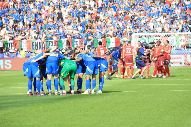 DEU, FIFA, EM-2024, SUI vs. ITA, 29.06.2024, Berliner Olympiastadion, Berlin, DEU, FIFA, EM-2024, SUI vs. ITA, im Bild Switzer-Spielerkreis, Italy-Spielerkreis Foto: Juergen Engler nordphoto GmbH