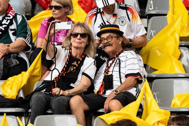 GER, Euro 2024, Achtelfinale round of sixteen, Deutschland (Germany, GER) vs Dänemark (Denmark, DNK) 29.06.2024, Signal Iduna Park (BVB Stadion Dortmund), Dortmund, GER, Euro 2024, Achtelfinale round of sixteen, Deutschland (Germany, GER) vs Dänemark (Denmark, DNK) Im Bild: Deutschland Germany GER Fans machen ein Selfie, haben Hut und Trikot an