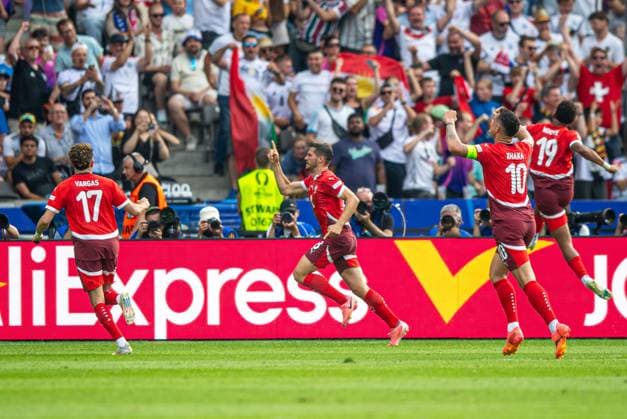 Fussball, Herren, Saison 2023 24, Euro 2024 (Achtelfinale) in Berlin, Schweiz - Italien, v.l. Ruben Vargas (Schweiz), Remo Freuler (Schweiz), Granit Xhaka (Schweiz), Dan Ndoye (Schweiz), Jubel nach Tor zum 1:0, 29.06. 2024, Copyright: xSebastianxRäppold MatthiasxKochx