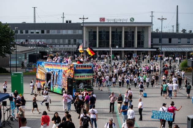 Symbolbild Themenfoto German EM Bus 2024 mit Fans am Hauptbahnhof Dortmund, GER, Germany (GER) vs Denmark (DEN), Fussball Europameisterschaft, UEFA EURO, EM, Europameisterschaft,Fussball 2024, Round of 16, 29.06.2024 GER, Germany (GER) vs Denmark (DEN), Fussball Europameisterschaft, UEFA EURO 2024, Round of 16, 29.06.2024 Dortmund Copyright: xEibner-Pressefoto Memmlerx EP_MMR