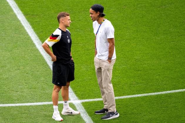 GER, EURO 2024, Achtelfinale, Deutschland (GER) vs Dänemark (DEN) 29.06.2024, BVB Stadium Dortmund, Dortmund, GER, EURO 2024, Achtelfinale, Deutschland (GER) vs Dänemark (DEN) Im Bild: Herzliche Begrüssung Joshua Kimmich (Deutschland GER, 06); Yussuf Poulsen (Daenemark DEN, 20); Gestik, Mimik, Emotionen;