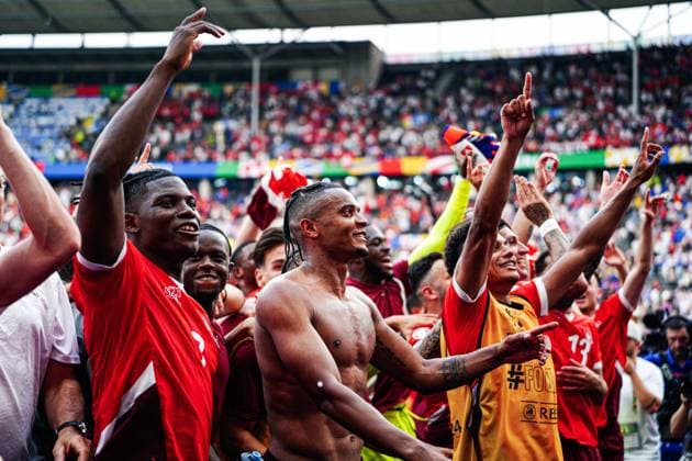 Schweiz feiert jubelt mit den Fans nach Sieg Spielende GER, Schweiz vs. Italien, Fussball Europameisterschaft, UEFA EURO, EM, Europameisterschaft,Fussball 2024, Achtelfinale, 29.06.2024 GER, Schweiz vs. Italien, Fussball Europameisterschaft, UEFA Euro 2024, Achtelfinale, 29.06.2024 Berlin Copyright: xEibner-Pressefoto MarcelxvonxFehrnx EP_MFN