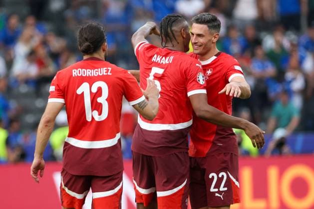 Riesiger Jubel beim Schweizer Team nach dem Sieg über Italien, hier Fabian Schaer (Schweiz, 22), Manuel Akanji (Schweiz, 05) und Ricardo Rodriguez (Schweiz, 13) , Fussball, UEFA , Europa Meisterschaft, (Achtelfinale) 2024, Schweiz vs. Italien, 29.06.2024, Olympiastadion Berlin, Berlin, Deutschland Berlin Olympiastadion Berlin Berlin Deutschland Copyright: xGrantxHubbsx