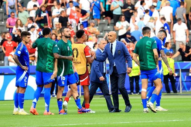 DEU, FIFA, EM-2024, SUI vs. ITA, 29.06.2024, Berliner Olympiastadion, Berlin, DEU, FIFA, EM-2024, SUI vs. ITA, im Bild Coach Luciano Spalletti (ITA), Italy-Spielerkreis Foto: Juergen Engler nordphoto GmbH