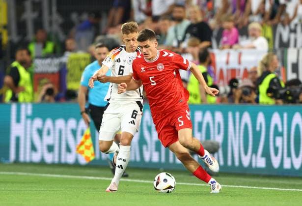Sport Bilder des Tages Joakim Maehle of Denmark and Joshua Kimmich of Germany Germany v Denmark, UEFA European Championship, EM, Europameisterschaft 2024, Round of 16, Football, BVB Stadion, Dortmund, Germany - 29 Jun 2024 EDITORIAL USE ONLY No use with unauthorised audio, video, data, fixture lists, club league logos or live services. Online in-match use limited to 120 images, no video emulation. No use in betting, games or single club league player publications. Copyright: xKieranxMcManus Shutterstockx 14562066t