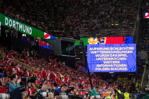 Spielunterbrechung wegen Unwetter, Gewitter, Anzeigetafel im Regen, GER, Germany (GER) vs Denmark (DEN), Fussball Europameisterschaft, UEFA EURO, EM, Europameisterschaft,Fussball 2024, Round of 16, 29.06.2024 GER, Germany (GER) vs Denmark (DEN), Fussball Europameisterschaft, UEFA EURO 2024, Round of 16, 29.06.2024 Dortmund Copyright: xEibner-Pressefoto Memmlerx EP_MMR