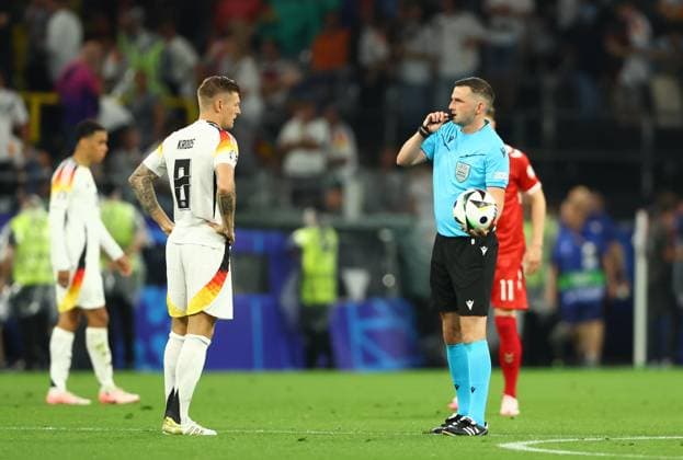 Referee Michael Oliver restarts the game after the weather delay Germany v Denmark, UEFA European Championship, EM, Europameisterschaft 2024, Round of 16, Football, BVB Stadion, Dortmund, Germany - 29 Jun 2024 EDITORIAL USE ONLY No use with unauthorised audio, video, data, fixture lists, club league logos or live services. Online in-match use limited to 120 images, no video emulation. No use in betting, games or single club league player publications. Copyright: xKieranxMcManus Shutterstockx 14562066bc