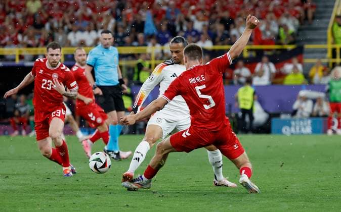 29.06.2024, Fussball, Euro 2024, Achtelfinale, Deutschland – Daenemark, GER, Dortmund, BVB Stadion Bild: v. li. Pierre-Emile Hojbjerg (Denmark, 23), Leroy Sane (Germany, 19) und Joakim Mahle (Denmark, 5) Copyright: HMBxMedia xHeikoxBecker