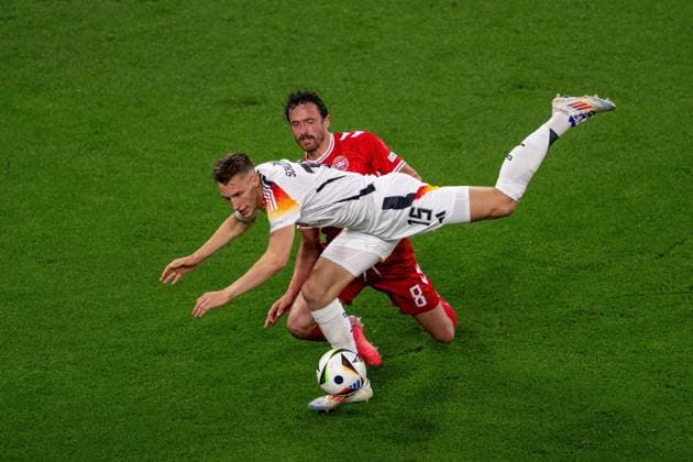 GER, EURO 2024, Achtelfinale, Deutschland (GER) vs Dänemark (DEN) 29.06.2024, BVB Stadium Dortmund, Dortmund, GER, EURO 2024, Achtelfinale, Deutschland (GER) vs Dänemark (DEN) Im Bild: Nico Schlotterbeck (Deutschland GER, 15); Thomas Delaney (Daenemark DEN, 08); im Zweikampf, Duell, Dynamik, Aktion, Action, Spielszene; Ball am Fuss; Einzelaktion, Ganzkörper Ganzkoerper; Freisteller, Einzelbild, Aktion, Action, Spielszene;