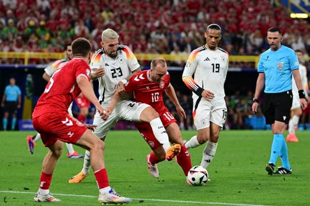 Robert Andrich 23 (Deutschland) im Zweikampf, Aktion, mit Christian Eriksen 10 (Daenemark), Deutschland vs. Daenemark, Fussball, UEFA EURO, EM, Europameisterschaft,Fussball 2024, Achtelfinale, 29.06.2024 Dortmund Nordrhein-Westfalen Deutschland