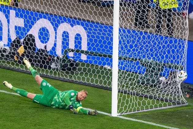 GER, EURO 2024, Achtelfinale, Deutschland (GER) vs Dänemark (DEN) 29.06.2024, BVB Stadium Dortmund, Dortmund, GER, EURO 2024, Achtelfinale, Deutschland (GER) vs Dänemark (DEN) Im Bild: Souverän geschossen Kai Havertz (Deutschland GER, 07); Elfmeter Kasper Schmeichel (Daenemark DEN, 01); ahnt die richtige Ecke Einzelaktion, Ganzkörper Ganzkoerper; Freisteller, Einzelbild, Aktion, Action, Spielszene;